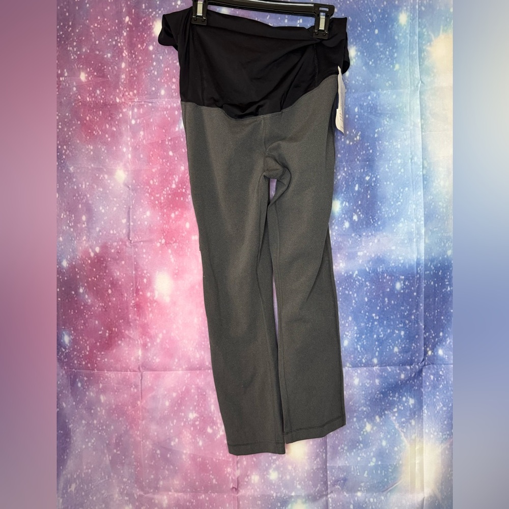 New cropped maternity leggings 🛍